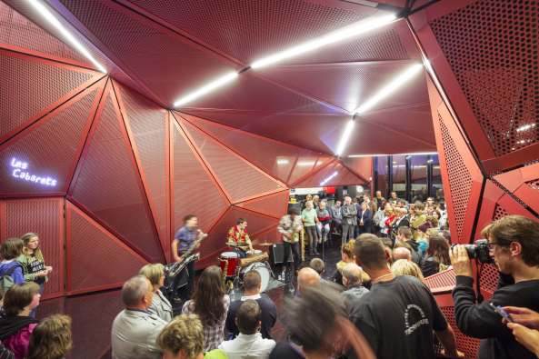 Beaumont-Hague, Kulturzentrum, Neubau, rot, colour, color, Farbe, Fassade, Glas, PERIPHERIQUES Architectes, MARIN + TROTTIN Architects, Charlotte Lefebvre, Cotentin, steet, innere Stra�e, France, Frankreich, 2015, 2016, Normandie, Sergio Grazia