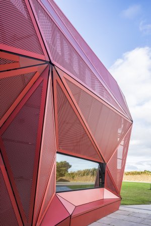 Beaumont-Hague, Kulturzentrum, Neubau, rot, colour, color, Farbe, Fassade, Glas, PERIPHERIQUES Architectes, MARIN + TROTTIN Architects, Charlotte Lefebvre, Cotentin, steet, innere Strae, France, Frankreich, 2015, 2016, Normandie, Sergio Grazia