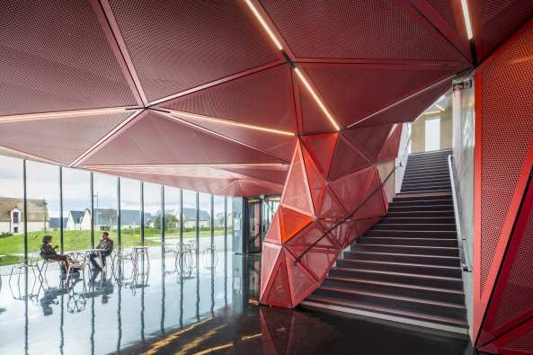 Beaumont-Hague, Kulturzentrum, Neubau, rot, colour, color, Farbe, Fassade, Glas, PERIPHERIQUES Architectes, MARIN + TROTTIN Architects, Charlotte Lefebvre, Cotentin, steet, innere Strae, France, Frankreich, 2015, 2016, Normandie, Sergio Grazia