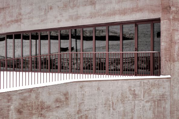 Pedevilla Architekten; Feuerwehrhaus; Sdtirol, Blutrot; Dmmbeton; Robust; Edel; Einfach; Saal; Vierschach; Neubau; Leichtbeton; mit Blhton;