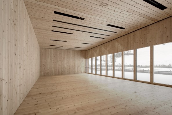 Pedevilla Architekten; Feuerwehrhaus; Sdtirol, Blutrot; Dmmbeton; Robust; Edel; Einfach; Saal; Vierschach; Neubau; Leichtbeton; mit Blhton;