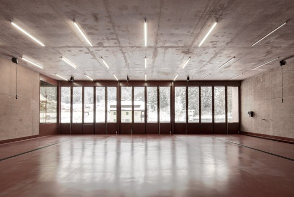 Pedevilla Architekten; Feuerwehrhaus; Sdtirol, Blutrot; Dmmbeton; Robust; Edel; Einfach; Saal; Vierschach; Neubau; Leichtbeton; mit Blhton;