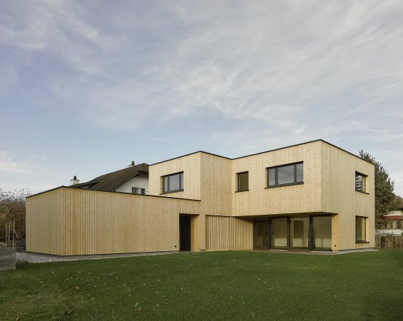 Holzhaus, Holzfassade, Holz, 2016, 2015, Neubau, St. Gallen, Diepoldsau, Holzbauweise, Einfamilienhaus, Wood, 180 Grad Architekten, Heerbrugg, Joshua Loher, Sohm Holzbau, Widnau, Kasten, Kiste, Holzkiste, zweigeschossig, Loft, Massivholzbauweise, Fensterflche, Glas, glass, Alterungsprozess