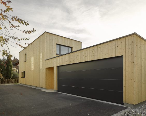 Holzhaus, Holzfassade, Holz, 2016, 2015, Neubau, St. Gallen, Diepoldsau, Holzbauweise, Einfamilienhaus, Wood, 180 Grad Architekten, Heerbrugg, Joshua Loher, Sohm Holzbau, Widnau, Kasten, Kiste, Holzkiste, zweigeschossig, Loft, Massivholzbauweise, Fensterflche, Glas, glass, Alterungsprozess