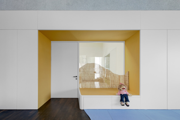 Afers, Pedevilla Architects, Brixen, Sdtirol, Kindergarten, Schule, Satteldach, Bergdorf, bauen in den Bergen, Bauen am Hang, baunetz, Architektur, Gebudeensemble