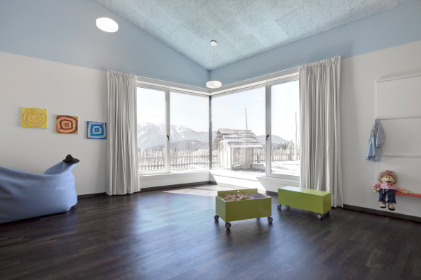 Afers, Pedevilla Architects, Brixen, Sdtirol, Kindergarten, Schule, Satteldach, Bergdorf, bauen in den Bergen, Bauen am Hang, baunetz, Architektur, Gebudeensemble