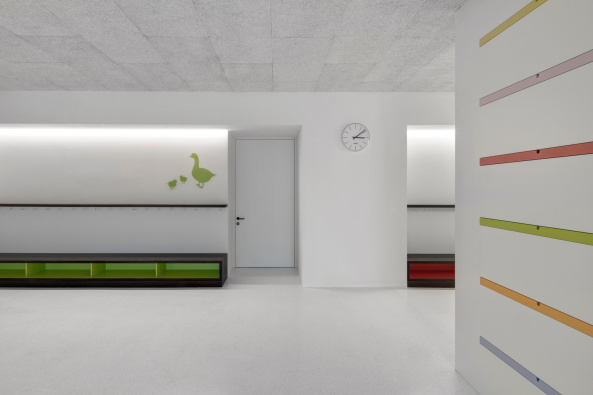 Afers, Pedevilla Architects, Brixen, Sdtirol, Kindergarten, Schule, Satteldach, Bergdorf, bauen in den Bergen, Bauen am Hang, baunetz, Architektur, Gebudeensemble