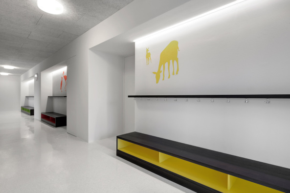 Afers, Pedevilla Architects, Brixen, Sdtirol, Kindergarten, Schule, Satteldach, Bergdorf, bauen in den Bergen, Bauen am Hang, baunetz, Architektur, Gebudeensemble