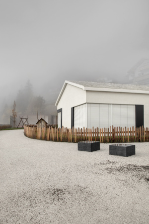 Afers, Pedevilla Architects, Brixen, Sdtirol, Kindergarten, Schule, Satteldach, Bergdorf, bauen in den Bergen, Bauen am Hang, baunetz, Architektur, Gebudeensemble