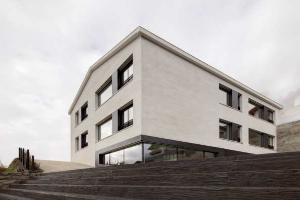 Afers, Pedevilla Architects, Brixen, Sdtirol, Kindergarten, Schule, Satteldach, Bergdorf, bauen in den Bergen, Bauen am Hang, baunetz, Architektur, Gebudeensemble