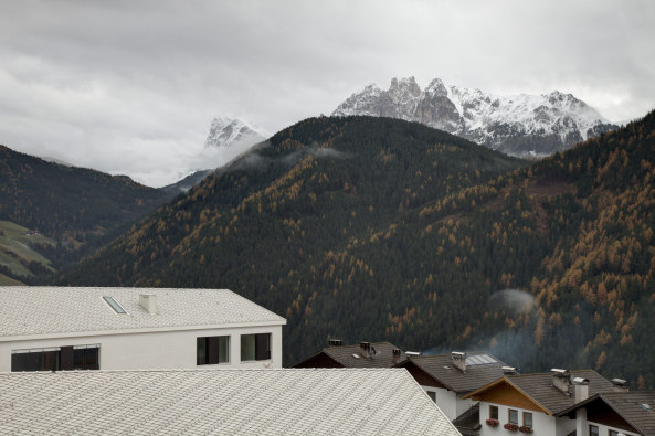 Afers, Pedevilla Architects, Brixen, Sdtirol, Kindergarten, Schule, Satteldach, Bergdorf, bauen in den Bergen, Bauen am Hang, baunetz, Architektur, Gebudeensemble