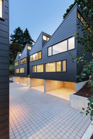 Lake Oswego, USA, America, United States, Neubau, housing, Wohnungsbau, sawtooth, Waechter Architecture, dark bronze, Ben Waechter, David Papazian, Reihenhuser, Reihenhaus, braun, Holz, Holzfassade, wood, trees, summer, Siedlung, 2015, 2016