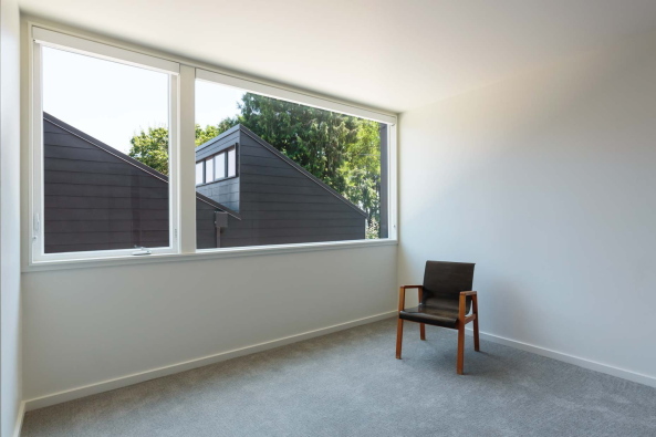 Lake Oswego, USA, America, United States, Neubau, housing, Wohnungsbau, sawtooth, Waechter Architecture, dark bronze, Ben Waechter, David Papazian, Reihenhuser, Reihenhaus, braun, Holz, Holzfassade, wood, trees, summer, Siedlung, 2015, 2016