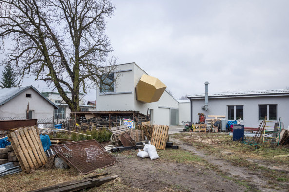 Atelier in Warschau von Piotr Brzoza, Pawel Althamer, Umbau, Anbau, Erweiterung, Knstleratelier, Neubau, Baunetz, Baunetz-Meldung, Mauerwerk, Stahlrahmen, Polycarbonat-Platten, Billig Bauen, Low-Budget-Bauen, Polen, polish architecture, Poland, Piotr Brzoza Architekten, Bauen fr Knstler, Knstler als Bauherren, Bauten fr die Kunst, art, architecture, swiss architects, Fassade, facade