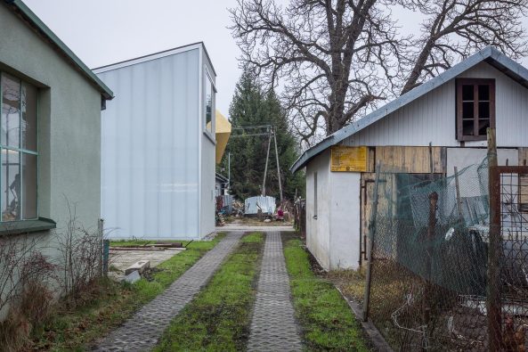 Atelier in Warschau von Piotr Brzoza, Pawel Althamer, Umbau, Anbau, Erweiterung, Knstleratelier, Neubau, Baunetz, Baunetz-Meldung, Mauerwerk, Stahlrahmen, Polycarbonat-Platten, Billig Bauen, Low-Budget-Bauen, Polen, polish architecture, Poland, Piotr Brzoza Architekten, Bauen fr Knstler, Knstler als Bauherren, Bauten fr die Kunst, art, architecture, swiss architects, Fassade, facade