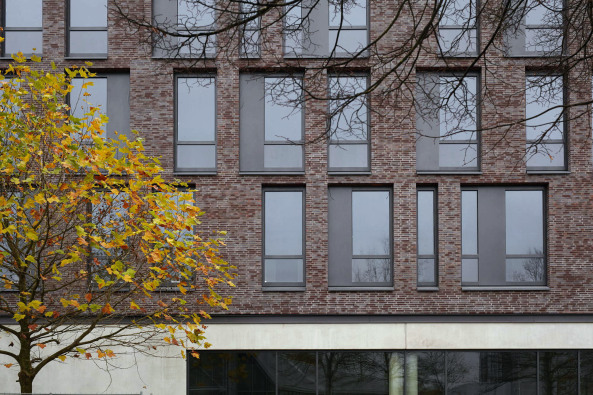 Werner-Bock-Strae 38, Bielefeld, 2015, Neubau, Backstein, Klinker, Aldi, Aldi Nord, Brogebude, Fertigstellung, Geschftsgebude, Innenstadt, Zentrum, Autohaus, Andreas Wannenmacher, Hans-Heinrich Mller, Wannenmacher Mller Architekten, Deutschland, Germany, Beton, Lampen, Light