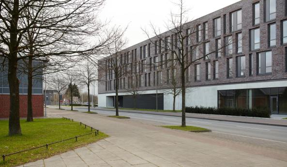 Werner-Bock-Strae 38, Bielefeld, 2015, Neubau, Backstein, Klinker, Aldi, Aldi Nord, Brogebude, Fertigstellung, Geschftsgebude, Innenstadt, Zentrum, Autohaus, Andreas Wannenmacher, Hans-Heinrich Mller, Wannenmacher Mller Architekten, Deutschland, Germany, Beton, Lampen, Light