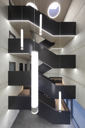 Werner-Bock-Strae 38, Bielefeld, 2015, Neubau, Backstein, Klinker, Aldi, Aldi Nord, Brogebude, Fertigstellung, Geschftsgebude, Innenstadt, Zentrum, Autohaus, Andreas Wannenmacher, Hans-Heinrich Mller, Wannenmacher Mller Architekten, Deutschland, Germany, Beton, Lampen, Light