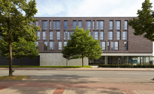 Werner-Bock-Strae 38, Bielefeld, 2015, Neubau, Backstein, Klinker, Aldi, Aldi Nord, Brogebude, Fertigstellung, Geschftsgebude, Innenstadt, Zentrum, Autohaus, Andreas Wannenmacher, Hans-Heinrich Mller, Wannenmacher Mller Architekten, Deutschland, Germany, Beton, Lampen, Light