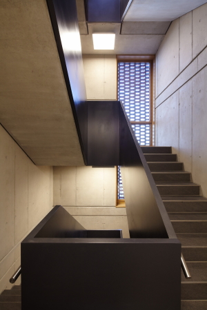 Werner-Bock-Stra�e 38, Bielefeld, 2015, Neubau, Backstein, Klinker, Aldi, Aldi Nord, B�rogeb�ude, Fertigstellung, Gesch�ftsgeb�ude, Innenstadt, Zentrum, Autohaus, Andreas Wannenmacher, Hans-Heinrich M�ller, Wannenmacher M�ller Architekten, Deutschland, Germany, Beton, Lampen, Light