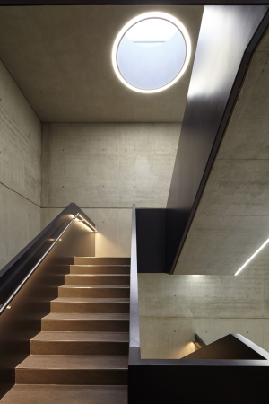 Werner-Bock-Strae 38, Bielefeld, 2015, Neubau, Backstein, Klinker, Aldi, Aldi Nord, Brogebude, Fertigstellung, Geschftsgebude, Innenstadt, Zentrum, Autohaus, Andreas Wannenmacher, Hans-Heinrich Mller, Wannenmacher Mller Architekten, Deutschland, Germany, Beton, Lampen, Light