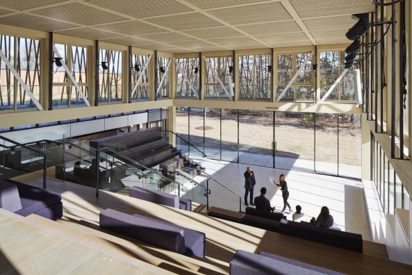Beton, Holz, Holzverkleidung, Erhschlieungstrakt, concrete, wood, theater, writer's theater, company, Chicago, Glencoa, Studio Gang, Foyer, open foyer, scene, stage, Bhne