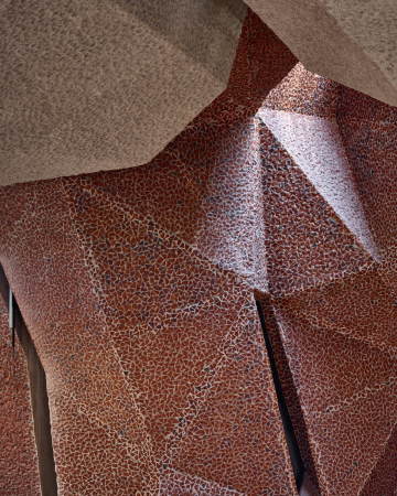 Kongresshalle, Kulturzentrum, Polen, 2016, 2015, Fernando Menis Arquitectos, Fertigstellung, Beton, Waschbeton, Poland, Europa, Europe, concert hall, cultural centre, Torun, Osteuropa, concrete, red, rot, Brutalismus, CKK Jordanki, city of Torun, Dekonstruktivismus, Hhle, hhlenartig, expressiv