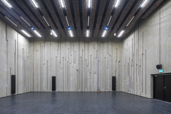 Kongresshalle, Kulturzentrum, Polen, 2016, 2015, Fernando Menis Arquitectos, Fertigstellung, Beton, Waschbeton, Poland, Europa, Europe, concert hall, cultural centre, Torun, Osteuropa, concrete, red, rot, Brutalismus, CKK Jordanki, city of Torun, Dekonstruktivismus, Hhle, hhlenartig, expressiv