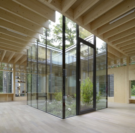 Kita, Hamburg, Kinderkrippe, Kraus Schnberg Architekten, Neubau, Holzhaus, Blockhaus, eingeschossig, single story, Wald, Bume, 2015, 2016, Germany, Deutschland, Europa, kindrefreundlich, Europe, Kindergarten, Pavillon, pavilion, Glas, Patio, Innenhof,