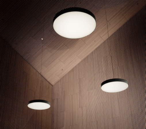 6413, Per Amdamsvei 4, Norwegen, Folkmuseum, Volksmuseum, Bauernmuseum, Agrarmuseum, Heimatmuseum, Molde, Mre og Romsdal, Norway, Holz, Stiftelsen Romsdalsmuseet, Erik Hattrem, Reiulf Ramstad Arkitekter, Wettbewerb, Gewinner, 2007, 2016, Schnee, new building, Fertigstellung, Verwalung, Bros, Ausstellungsflchen, Holzfassade, spitz, sharp, Landmarke