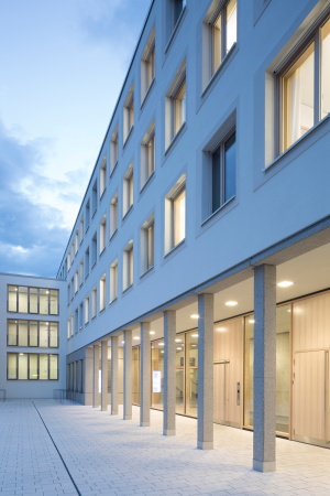 Landratsamt, Garmisch-Partenkirchen, Konzeptidee, Entwurf, Verwaltungsbau, Umsetzung, Realisierung, Leistungsphasen, klassisch, Neubau, 2015, 2016, Wettbewerb, Germany, Architecture, Bavaria, Bayern, Naturstein, Putz, Brandschutzkonzept, Sitzungssaal, Freibereich, Haupteingang, office building, town hall, Olympiastrae, Stefan Mller-Naumann, Schwinde Architekten