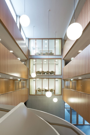 Landratsamt, Garmisch-Partenkirchen, Konzeptidee, Entwurf, Verwaltungsbau, Umsetzung, Realisierung, Leistungsphasen, klassisch, Neubau, 2015, 2016, Wettbewerb, Germany, Architecture, Bavaria, Bayern, Naturstein, Putz, Brandschutzkonzept, Sitzungssaal, Freibereich, Haupteingang, office building, town hall, Olympiastrae, Stefan Mller-Naumann, Schwinde Architekten