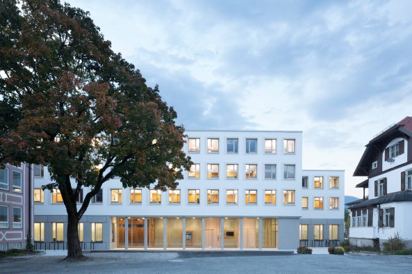 Landratsamt, Garmisch-Partenkirchen, Konzeptidee, Entwurf, Verwaltungsbau, Umsetzung, Realisierung, Leistungsphasen, klassisch, Neubau, 2015, 2016, Wettbewerb, Germany, Architecture, Bavaria, Bayern, Naturstein, Putz, Brandschutzkonzept, Sitzungssaal, Freibereich, Haupteingang, office building, town hall, Olympiastrae, Stefan Mller-Naumann, Schwinde Architekten