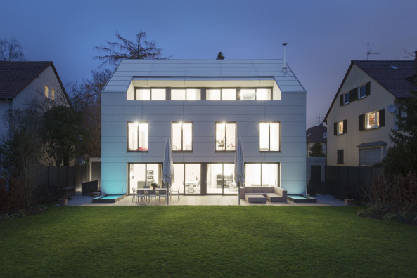 Wohnhaus von Bottega Ehrhardt in Stuttgart, Satteldach mit Pool, Fassade, Wohnhaus, Passivhaus, Baunetz, Baunetz-Meldungen, Haus K3, Suttgart Sonnenberg, Baurecht, Eternitplatten, Monolith, Bauen, Neubau, Hausbau, Eigenheim, Wohnen mit Schwimmbad, Architekt gesucht, Henning Ehrhardt und Giorgio Bottega, Schner Wohnen, Architekt Stuttgart, facade, house, small houses, best architects, gute Architektur, Architektur in Deutschland