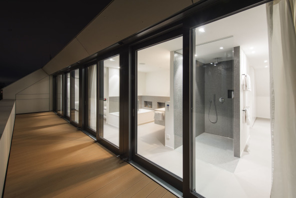 Wohnhaus von Bottega Ehrhardt in Stuttgart, Satteldach mit Pool, Fassade, Wohnhaus, Passivhaus, Baunetz, Baunetz-Meldungen, Haus K3, Suttgart Sonnenberg, Baurecht, Eternitplatten, Monolith, Bauen, Neubau, Hausbau, Eigenheim, Wohnen mit Schwimmbad, Architekt gesucht, Henning Ehrhardt und Giorgio Bottega, Schner Wohnen, Architekt Stuttgart, facade, house, small houses, best architects, gute Architektur, Architektur in Deutschland