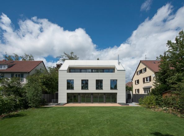 Wohnhaus von Bottega Ehrhardt in Stuttgart, Satteldach mit Pool, Fassade, Wohnhaus, Passivhaus, Baunetz, Baunetz-Meldungen, Haus K3, Suttgart Sonnenberg, Baurecht, Eternitplatten, Monolith, Bauen, Neubau, Hausbau, Eigenheim, Wohnen mit Schwimmbad, Architekt gesucht, Henning Ehrhardt und Giorgio Bottega, Schner Wohnen, Architekt Stuttgart, facade, house, small houses, best architects, gute Architektur, Architektur in Deutschland