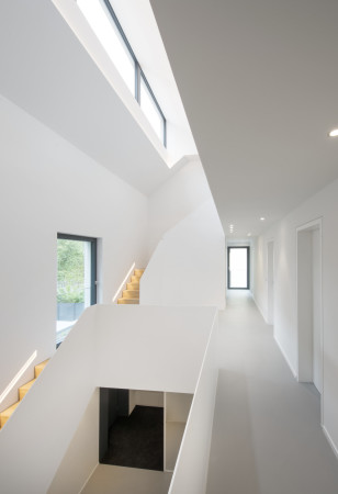 Wohnhaus von Bottega Ehrhardt in Stuttgart, Satteldach mit Pool, Fassade, Wohnhaus, Passivhaus, Baunetz, Baunetz-Meldungen, Haus K3, Suttgart Sonnenberg, Baurecht, Eternitplatten, Monolith, Bauen, Neubau, Hausbau, Eigenheim, Wohnen mit Schwimmbad, Architekt gesucht, Henning Ehrhardt und Giorgio Bottega, Schner Wohnen, Architekt Stuttgart, facade, house, small houses, best architects, gute Architektur, Architektur in Deutschland