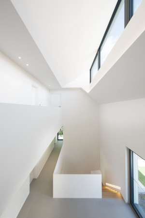 Wohnhaus von Bottega Ehrhardt in Stuttgart, Satteldach mit Pool, Fassade, Wohnhaus, Passivhaus, Baunetz, Baunetz-Meldungen, Haus K3, Suttgart Sonnenberg, Baurecht, Eternitplatten, Monolith, Bauen, Neubau, Hausbau, Eigenheim, Wohnen mit Schwimmbad, Architekt gesucht, Henning Ehrhardt und Giorgio Bottega, Schner Wohnen, Architekt Stuttgart, facade, house, small houses, best architects, gute Architektur, Architektur in Deutschland