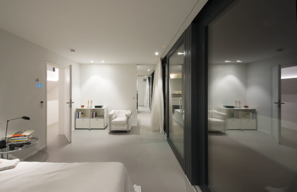 Wohnhaus von Bottega Ehrhardt in Stuttgart, Satteldach mit Pool, Fassade, Wohnhaus, Passivhaus, Baunetz, Baunetz-Meldungen, Haus K3, Suttgart Sonnenberg, Baurecht, Eternitplatten, Monolith, Bauen, Neubau, Hausbau, Eigenheim, Wohnen mit Schwimmbad, Architekt gesucht, Henning Ehrhardt und Giorgio Bottega, Schner Wohnen, Architekt Stuttgart, facade, house, small houses, best architects, gute Architektur, Architektur in Deutschland