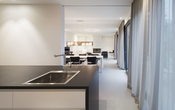 Wohnhaus von Bottega Ehrhardt in Stuttgart, Satteldach mit Pool, Fassade, Wohnhaus, Passivhaus, Baunetz, Baunetz-Meldungen, Haus K3, Suttgart Sonnenberg, Baurecht, Eternitplatten, Monolith, Bauen, Neubau, Hausbau, Eigenheim, Wohnen mit Schwimmbad, Architekt gesucht, Henning Ehrhardt und Giorgio Bottega, Schner Wohnen, Architekt Stuttgart, facade, house, small houses, best architects, gute Architektur, Architektur in Deutschland