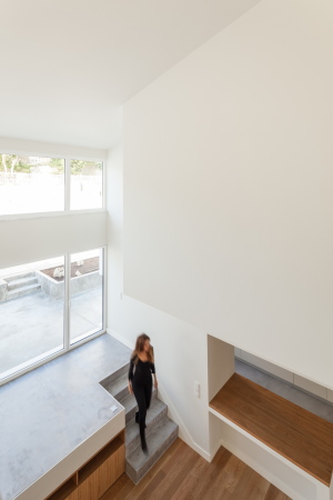 Kacheln, Umbau, offenes Wohnzimmer, Podest, Beton, Dachaufstockung, requalification, old warehouse, backyard, open living room, duplex,