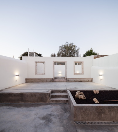 Kacheln, Umbau, offenes Wohnzimmer, Podest, Beton, Dachaufstockung, requalification, old warehouse, backyard, open living room, duplex,