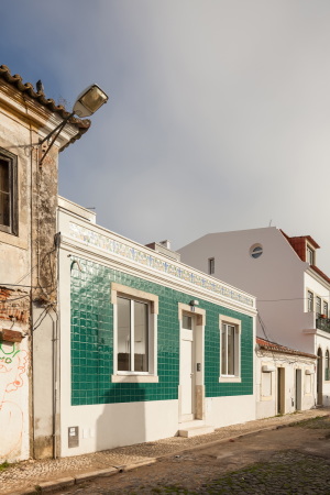 Kacheln, Umbau, offenes Wohnzimmer, Podest, Beton, Dachaufstockung, requalification, old warehouse, backyard, open living room, duplex,