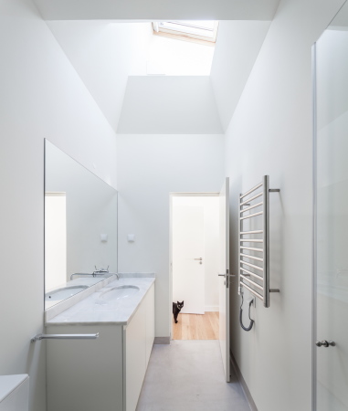 Kacheln, Umbau, offenes Wohnzimmer, Podest, Beton, Dachaufstockung, requalification, old warehouse, backyard, open living room, duplex,