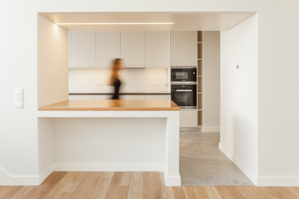 Kacheln, Umbau, offenes Wohnzimmer, Podest, Beton, Dachaufstockung, requalification, old warehouse, backyard, open living room, duplex,