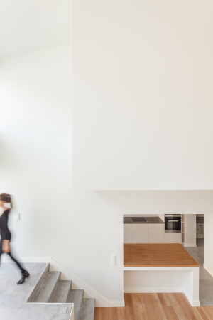 Kacheln, Umbau, offenes Wohnzimmer, Podest, Beton, Dachaufstockung, requalification, old warehouse, backyard, open living room, duplex,