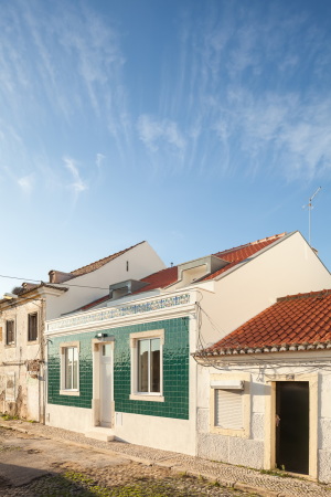 Kacheln, Umbau, offenes Wohnzimmer, Podest, Beton, Dachaufstockung, requalification, old warehouse, backyard, open living room, duplex,