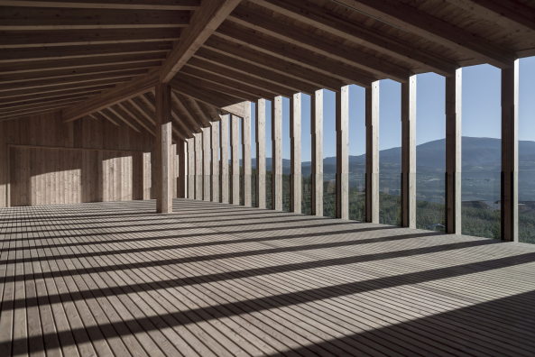 Gemeindezentrum, Sozialzentrum, Neubau, wood, Holz, Fertigstellung, Comune di Cles, F.lli Borghesi Cles TN, Holzbau, Italy, Italien, 2015, 2016, Paolo Leonardi, Mariano Dallago, Torino, Turin, Norditalien, Sozialzentrum, Mak costruzioni Lavis TN, Mirko Franzoso architetto, Architekt, junger Architekt, Italia, Ausblick, Dorf, Rand, Dorfrand, Caltron, Casa sociale, Ausblick, Felder, Wein,