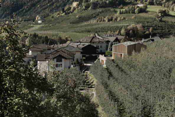 Gemeindezentrum, Sozialzentrum, Neubau, wood, Holz, Fertigstellung, Comune di Cles, F.lli Borghesi Cles TN, Holzbau, Italy, Italien, 2015, 2016, Paolo Leonardi, Mariano Dallago, Torino, Turin, Norditalien, Sozialzentrum, Mak costruzioni Lavis TN, Mirko Franzoso architetto, Architekt, junger Architekt, Italia, Ausblick, Dorf, Rand, Dorfrand, Caltron, Casa sociale, Ausblick, Felder, Wein,
