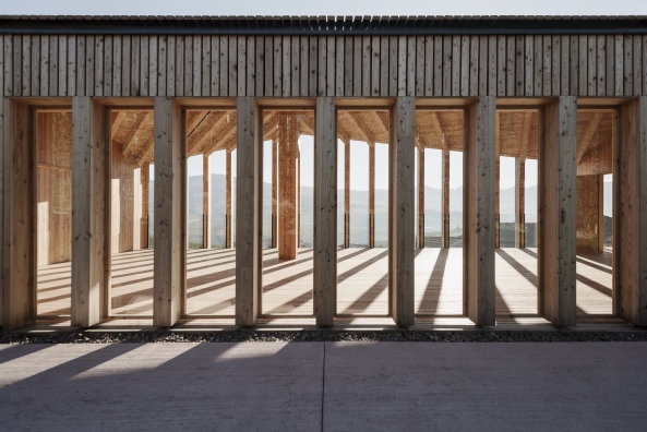 Gemeindezentrum, Sozialzentrum, Neubau, wood, Holz, Fertigstellung, Comune di Cles, F.lli Borghesi Cles TN, Holzbau, Italy, Italien, 2015, 2016, Paolo Leonardi, Mariano Dallago, Torino, Turin, Norditalien, Sozialzentrum, Mak costruzioni Lavis TN, Mirko Franzoso architetto, Architekt, junger Architekt, Italia, Ausblick, Dorf, Rand, Dorfrand, Caltron, Casa sociale, Ausblick, Felder, Wein,